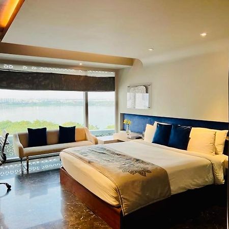 The Park Hyderabad, Banjara Hills Near Hussain Sagar Lake Dış mekan fotoğraf A room at the hotel