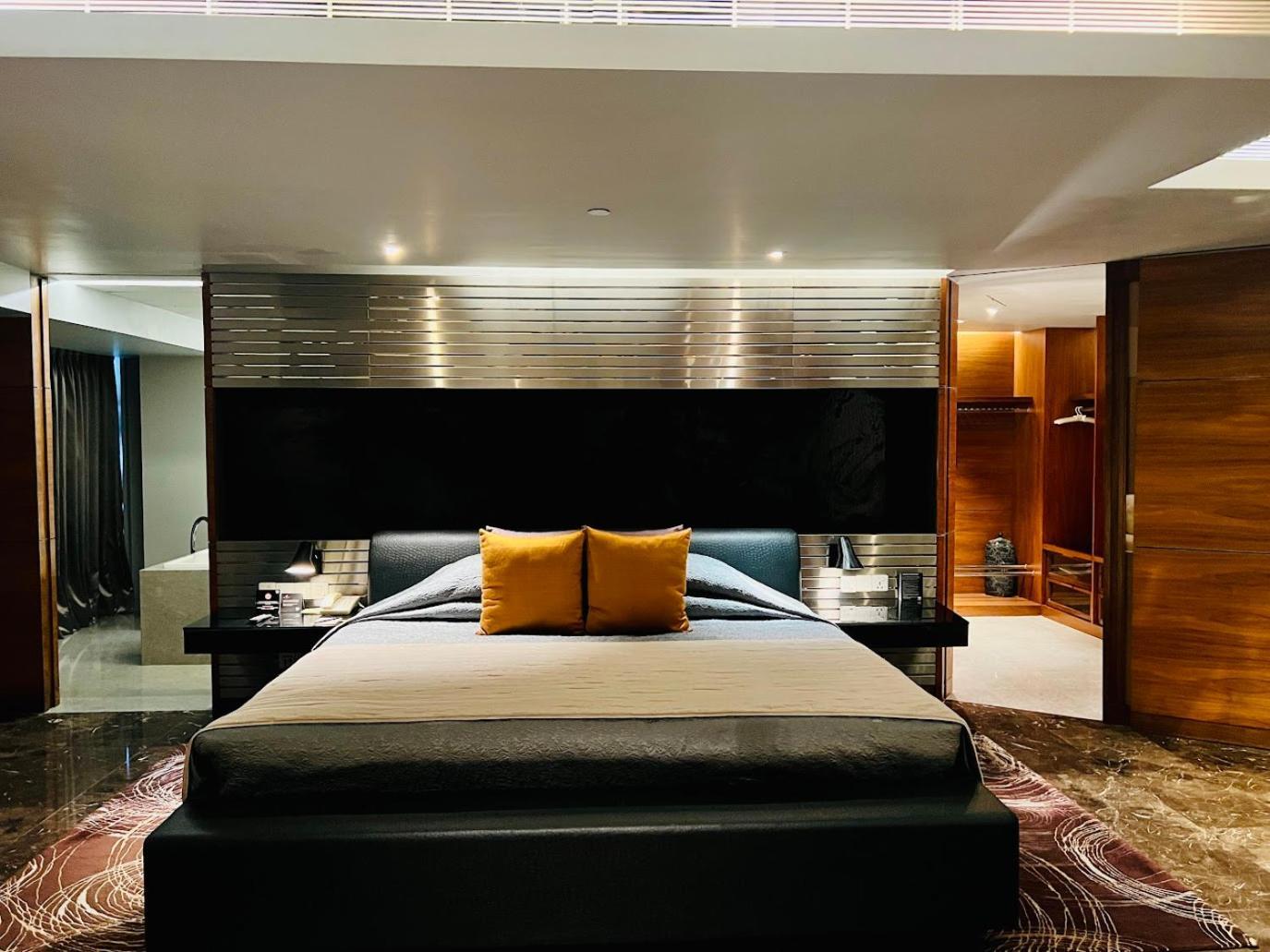 The Park Hyderabad, Banjara Hills Near Hussain Sagar Lake Dış mekan fotoğraf A bedroom in the Presidential Suite