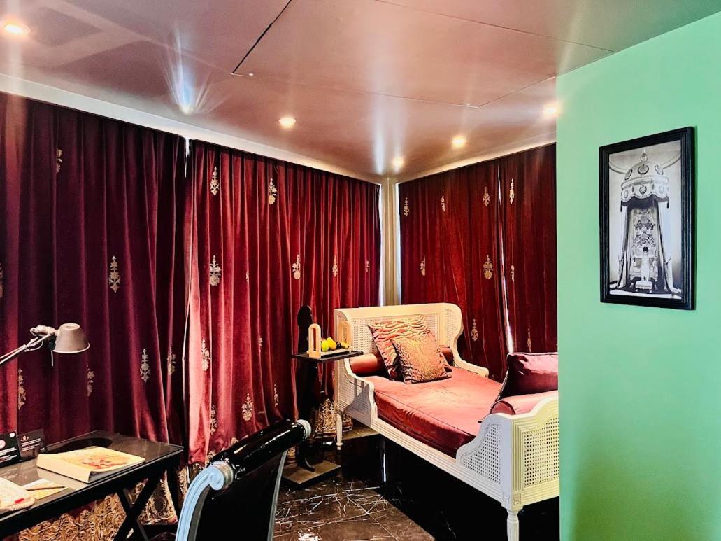 The Park Hyderabad, Banjara Hills Near Hussain Sagar Lake Dış mekan fotoğraf The bedroom of the 1930s train