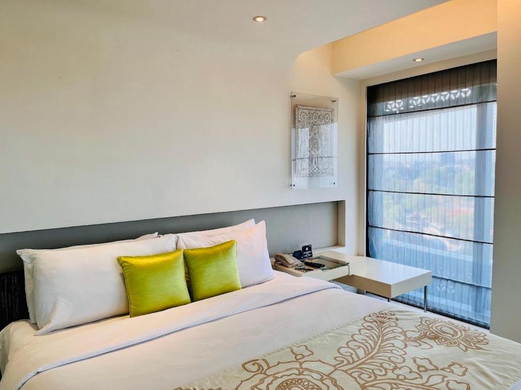 The Park Hyderabad, Banjara Hills Near Hussain Sagar Lake Dış mekan fotoğraf A bedroom at the hotel