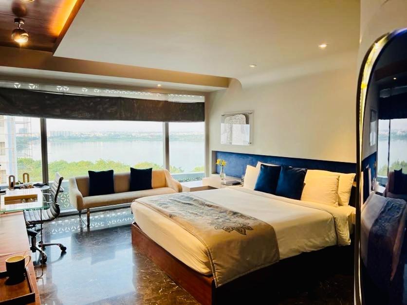 The Park Hyderabad, Banjara Hills Near Hussain Sagar Lake Dış mekan fotoğraf A room at the hotel