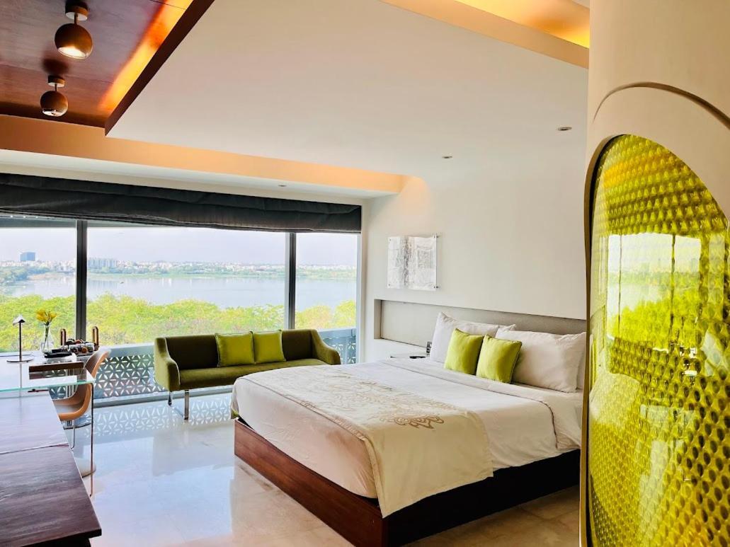 The Park Hyderabad, Banjara Hills Near Hussain Sagar Lake Dış mekan fotoğraf A room at the hotel