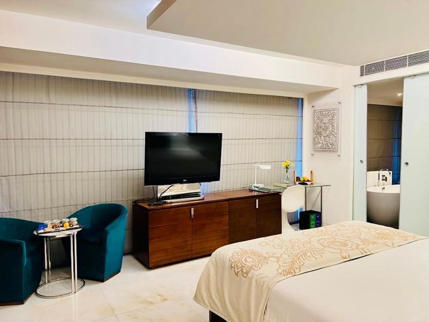The Park Hyderabad, Banjara Hills Near Hussain Sagar Lake Dış mekan fotoğraf A room at the Taj Mahal Palace
