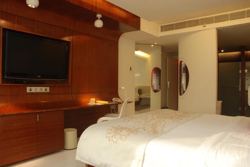 The Park Hyderabad, Banjara Hills Near Hussain Sagar Lake Dış mekan fotoğraf A room at the Taj Bengal
