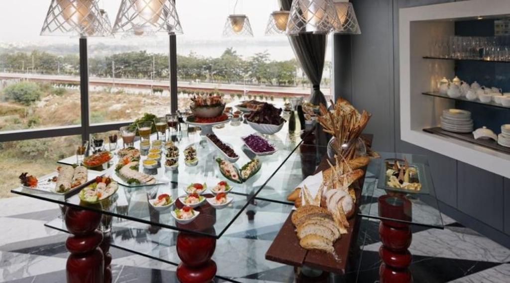 The Park Hyderabad, Banjara Hills Near Hussain Sagar Lake Dış mekan fotoğraf A buffet at a restaurant