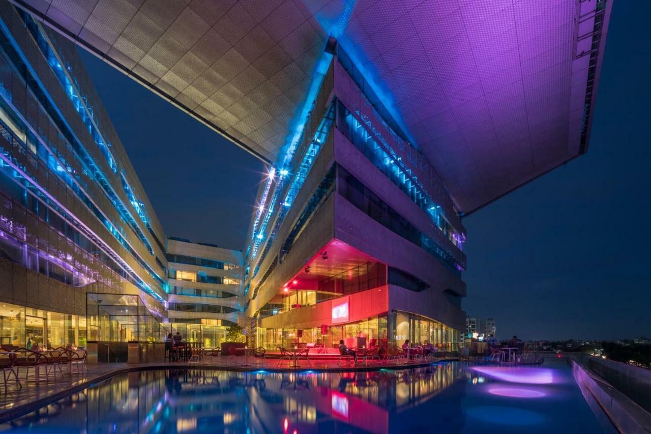 The Park Hyderabad, Banjara Hills Near Hussain Sagar Lake Dış mekan fotoğraf The hotel's rooftop pool